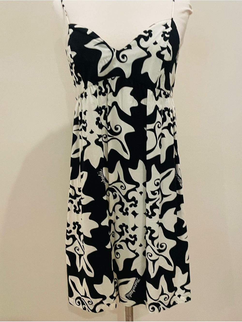 Manuhealii Black and Cream Floral Print Women's Dress